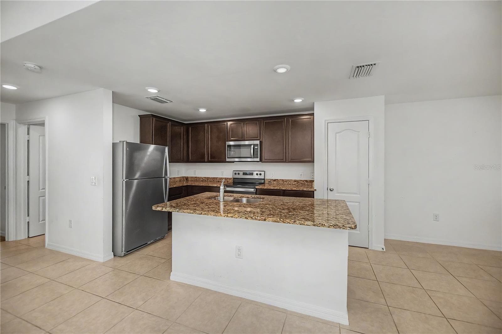 Granite Breakfast Bar with Abundant Cabinetry - 2555 ATWATER DR, NORTH PORT