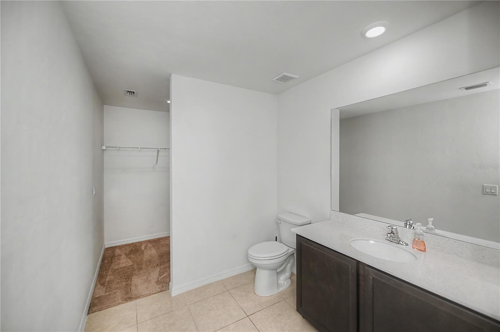Ensuite Bathroom with Oversized Vanity and Tub/Shower Combo - 2555 ATWATER DR, NORTH PORT