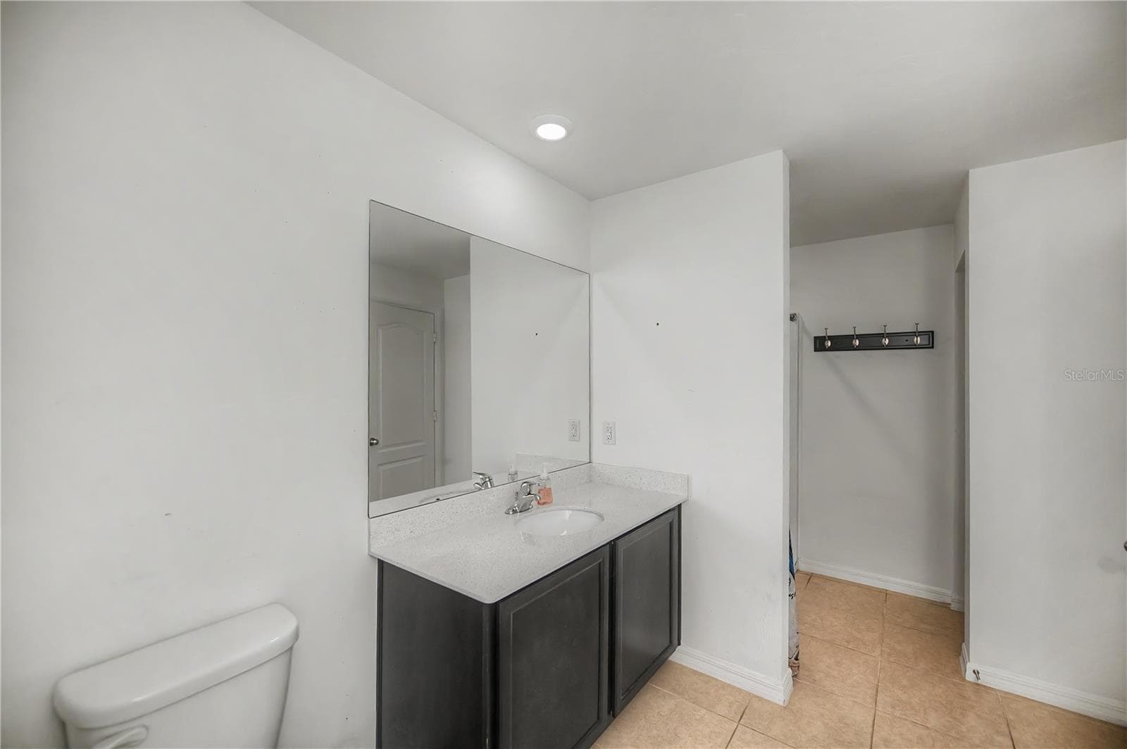 Ensuite Bathroom with Oversized Vanity and Tub/Shower Combo - 2555 ATWATER DR, NORTH PORT