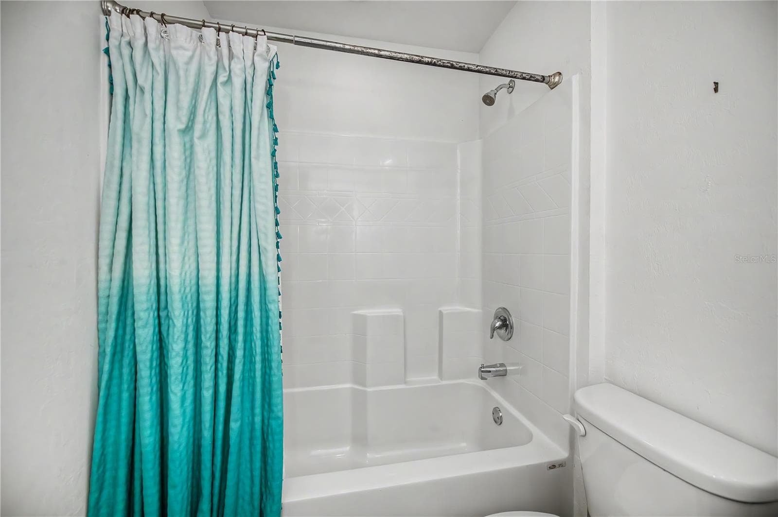 Guest Bathroom with Tub/Shower Combo and Vanity - 2555 ATWATER DR, NORTH PORT
