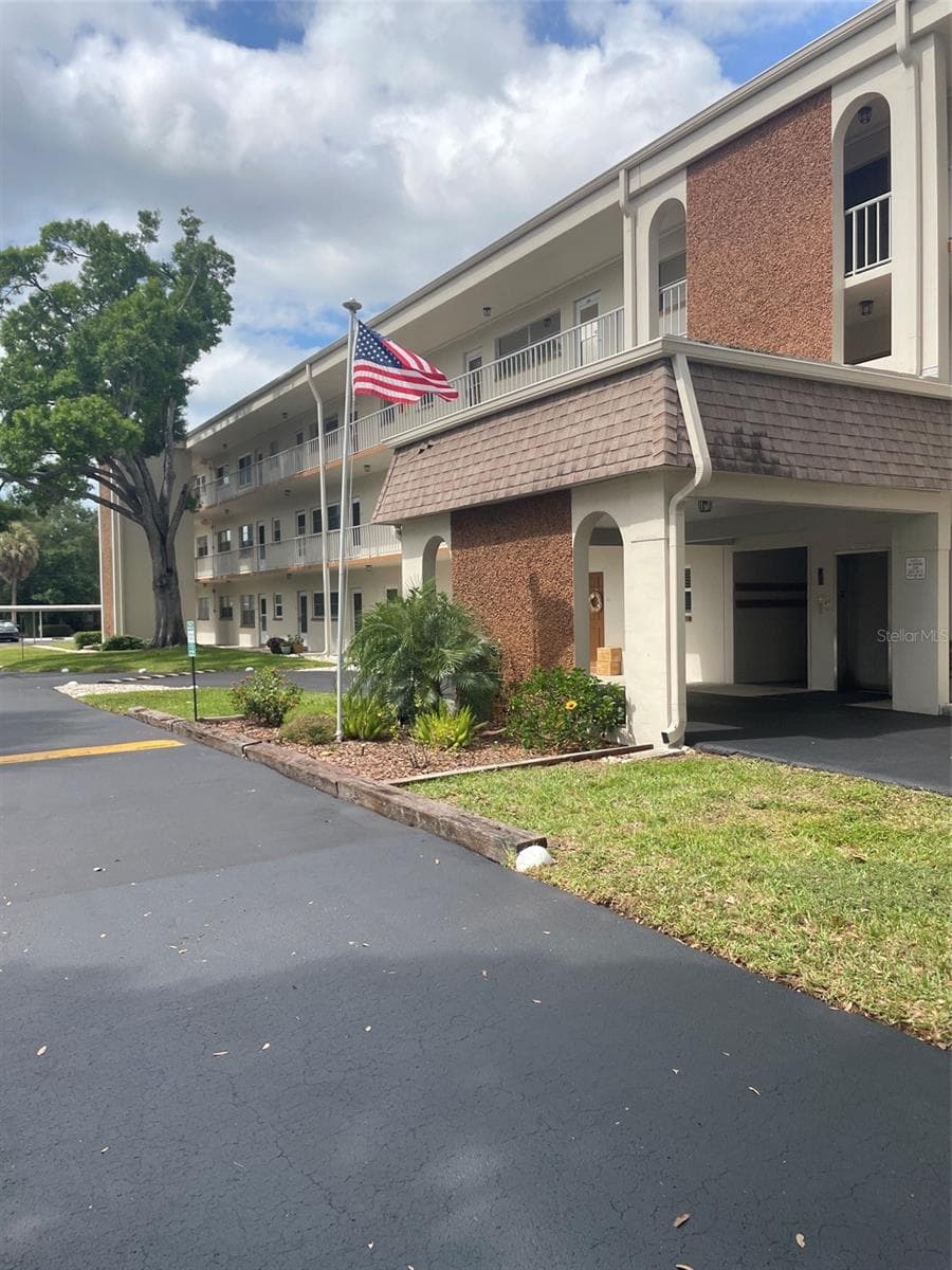 Front entrance to Parkwood Square Bldg B - 5880 38TH AVE N #206, ST PETERSBURG