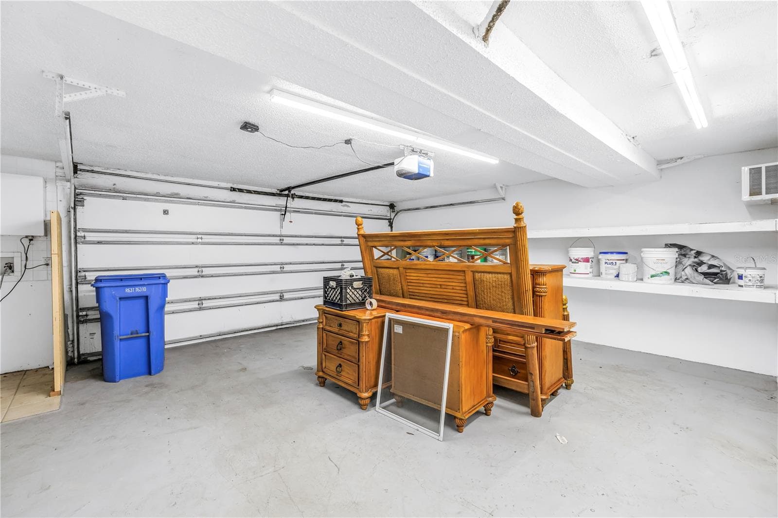Spacious Garage - 5403 SWEETWATER TERRACE CIR #5403, TAMPA
