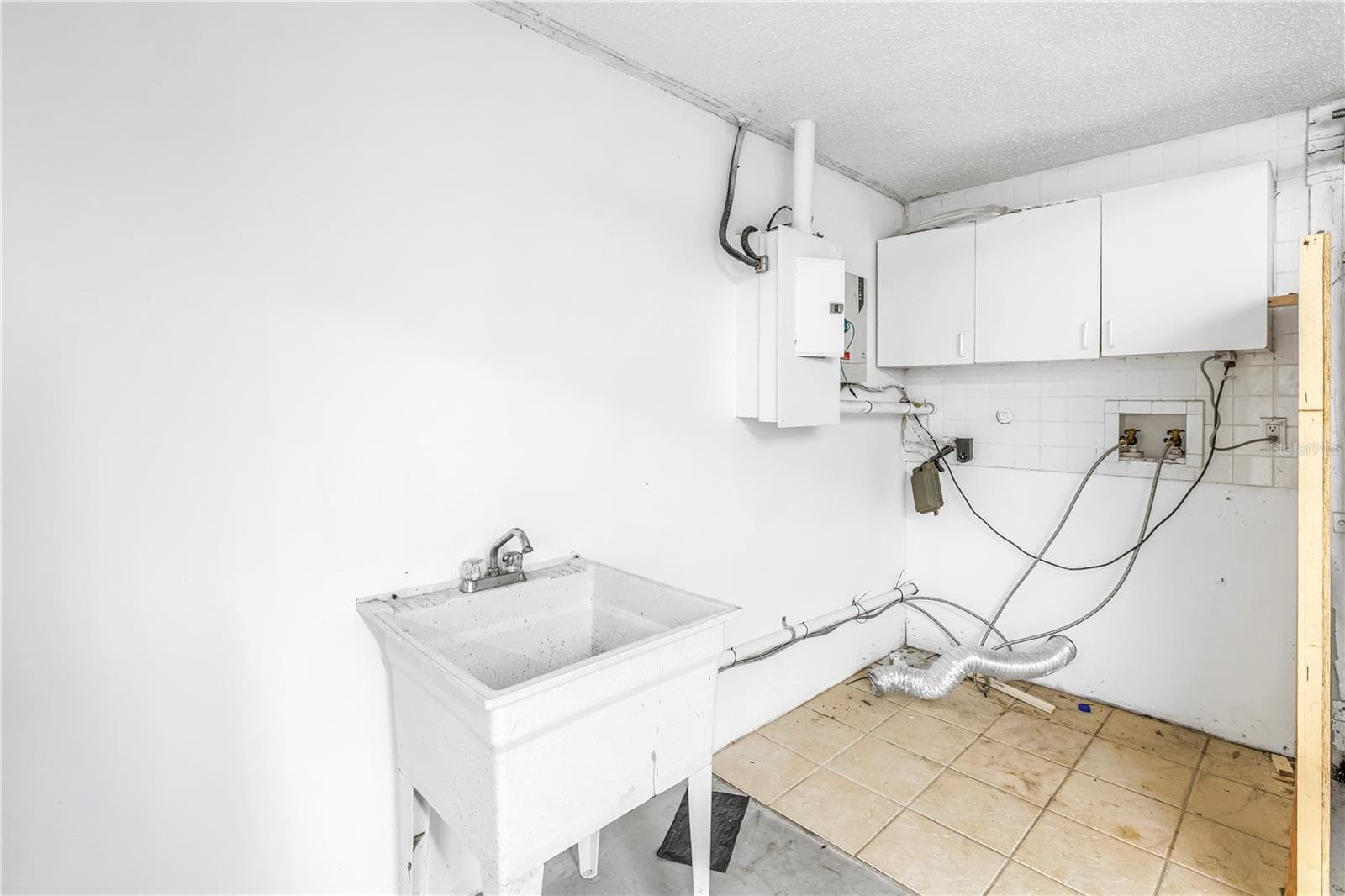 Laundry in Garage - 5403 SWEETWATER TERRACE CIR #5403, TAMPA