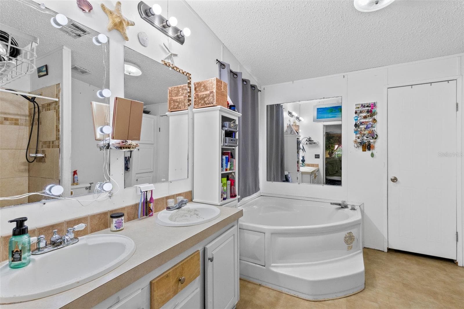 Manufactured Home at 35729 HUFF RD, EUSTIS, photo 13 of 31