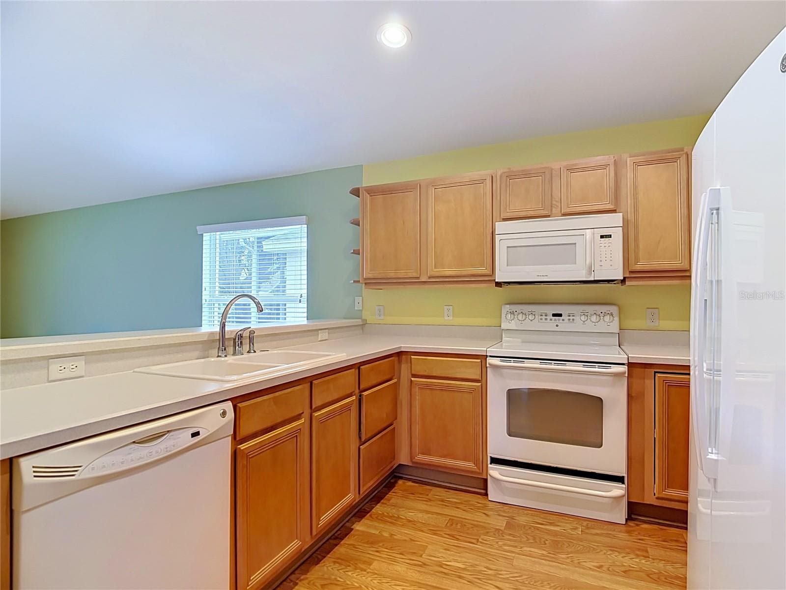 Kitchen with breakfast bar - 4178 CANNES AVE, LAKE WALES