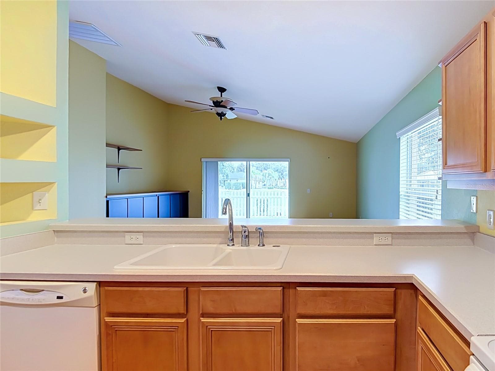 Open floor plan perfect for entertaining - 4178 CANNES AVE, LAKE WALES