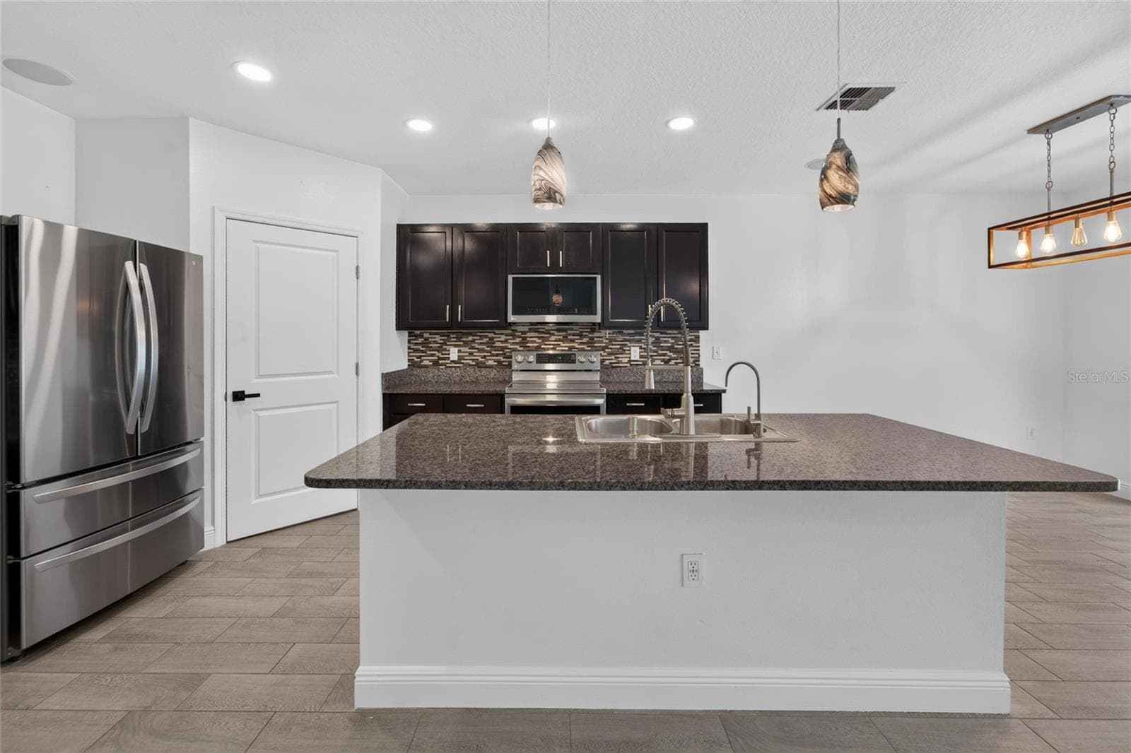 Single Family Residence at 9637 TRONCAIS CIR, THONOTOSASSA, photo 9 of 64