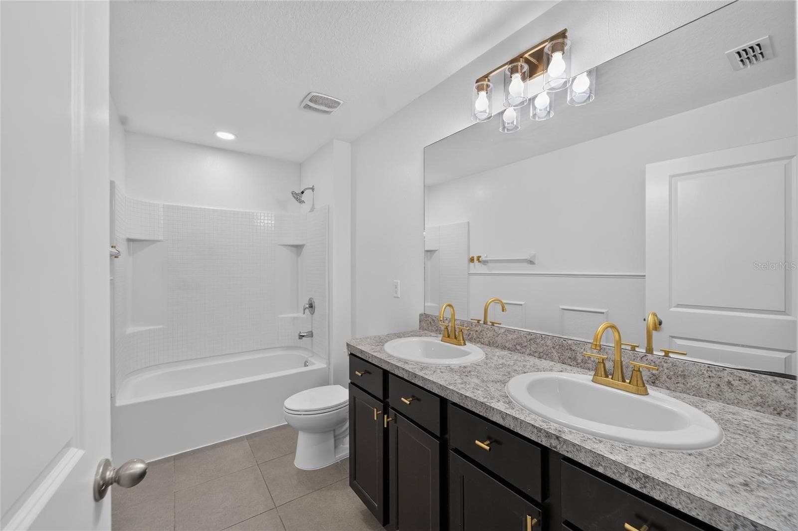 Full bath 2nd floor - 9637 TRONCAIS CIR, THONOTOSASSA
