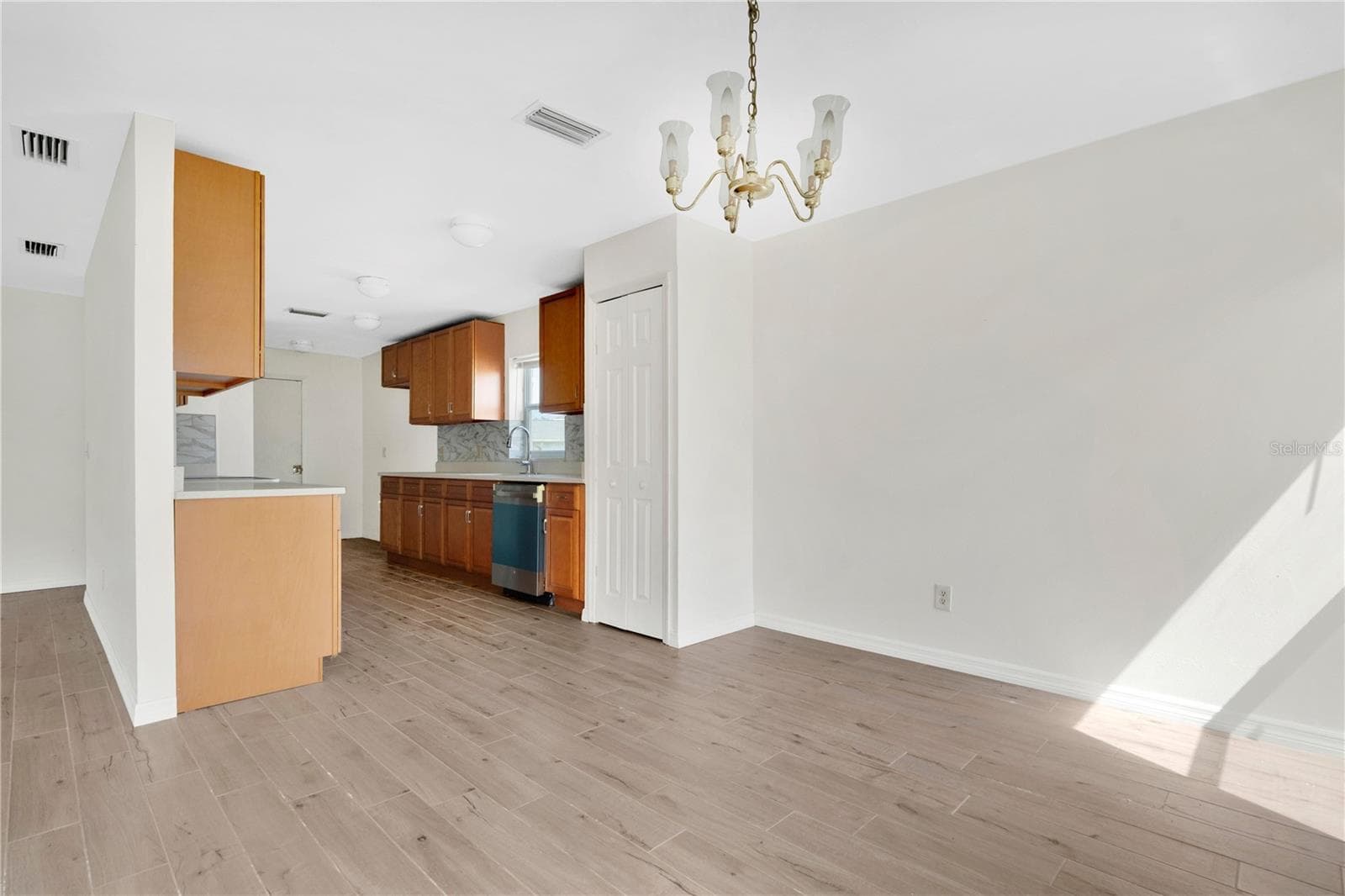 Single Family Residence at 11842 ATLIN DR, ORLANDO, photo 6 of 31