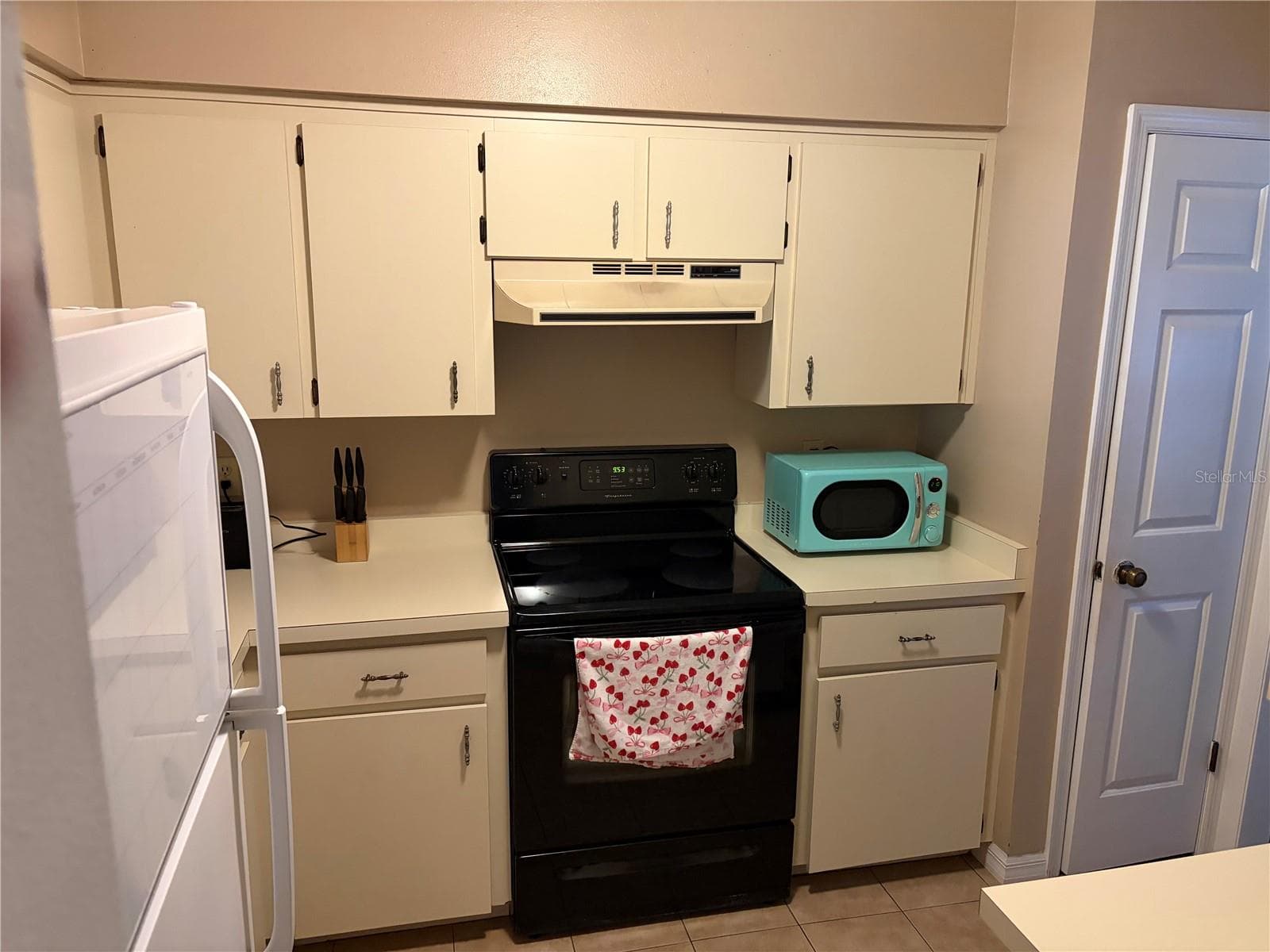 Duplex at 821 SLEEPY HARBOUR DR, OCOEE, photo 2 of 16