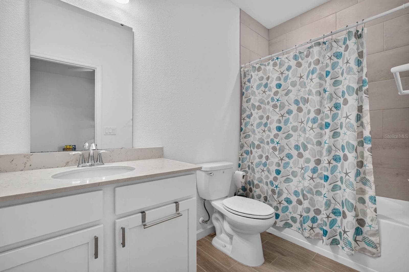 en-suite full bathroom in the 4th bedroom - 404 LAKE SINCLAIR ST, ST AUGUSTINE