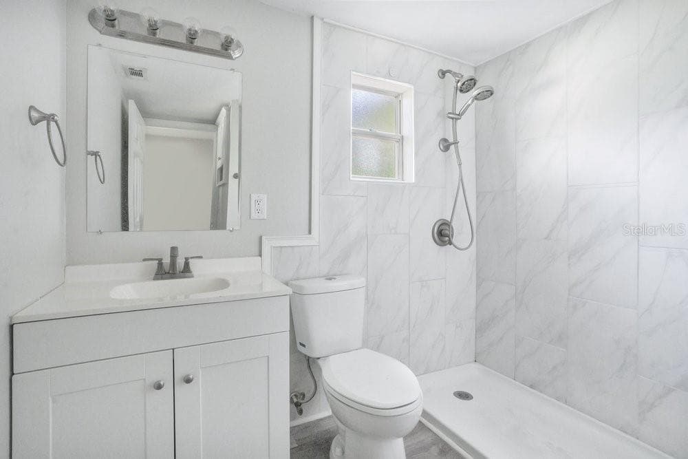 Updated full bath. - 2012 E HARDING ST, ORLANDO