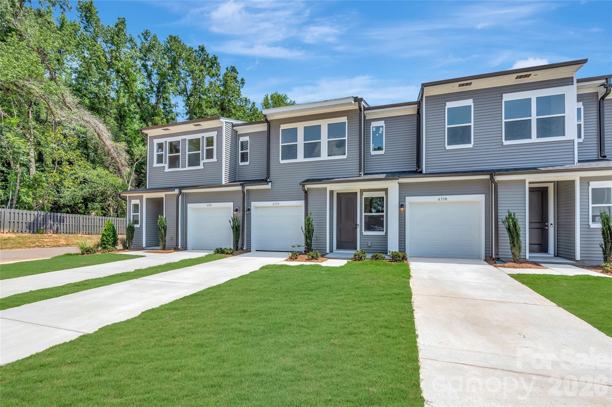 2 Story townhome with long driveway - Charlotte