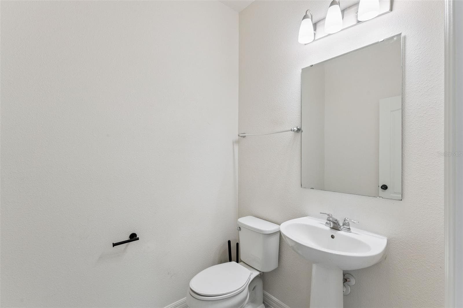 Downstairs half bathroom - 15898 BRADICKS CT, CLERMONT