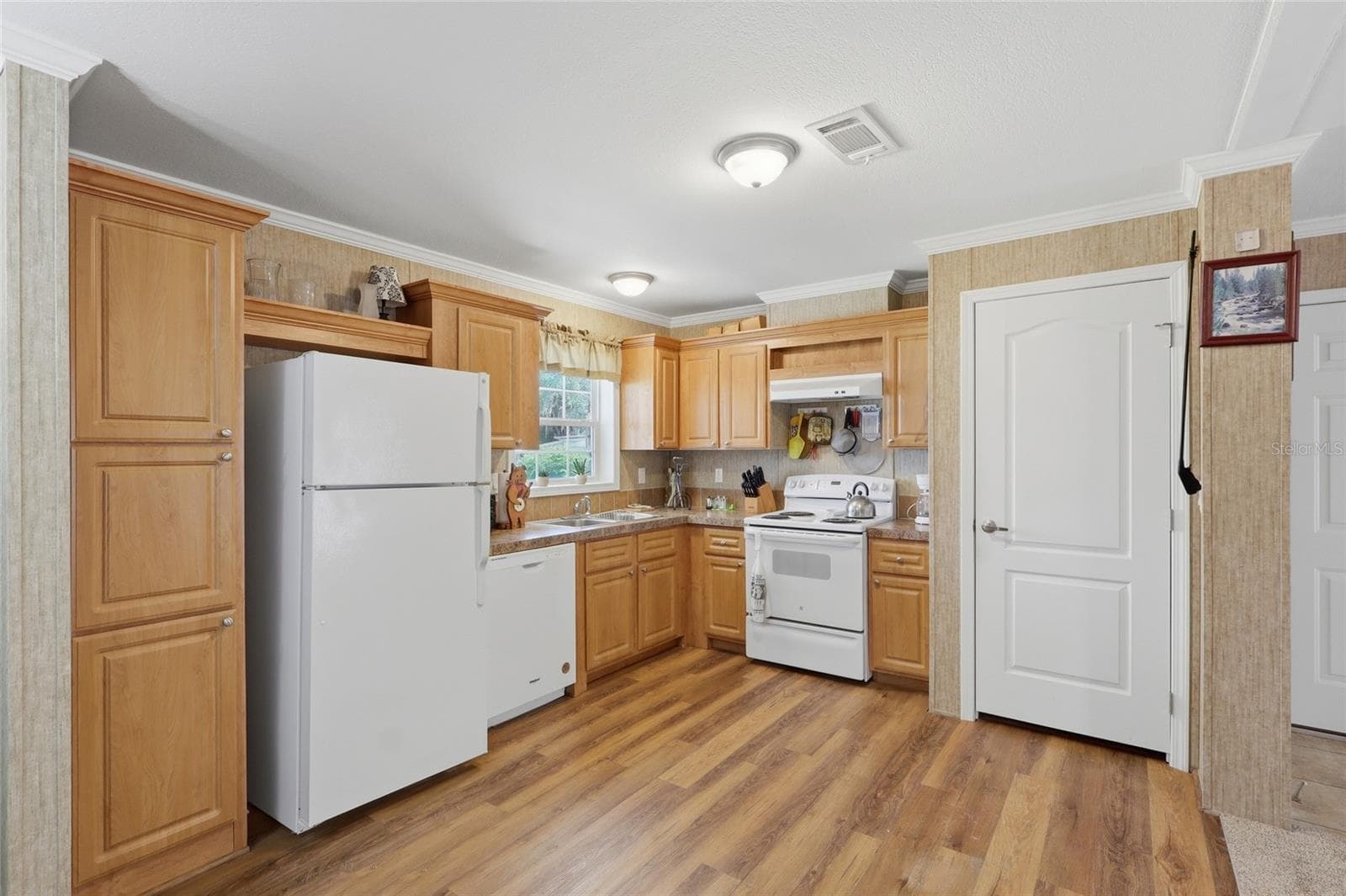 Manufactured Home at 38745 NEW JERSEY AVE, ZEPHYRHILLS, photo 2 of 23