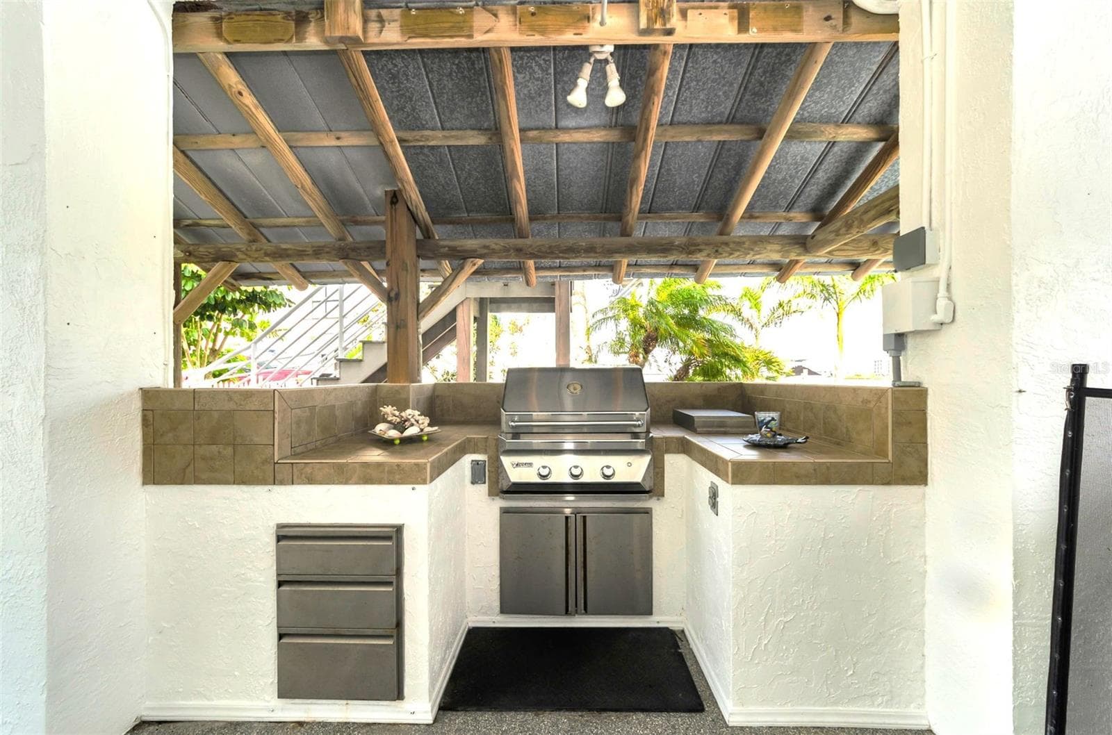 Outdoor Kitchen - 8001 BRIGHTON DR, PORT RICHEY