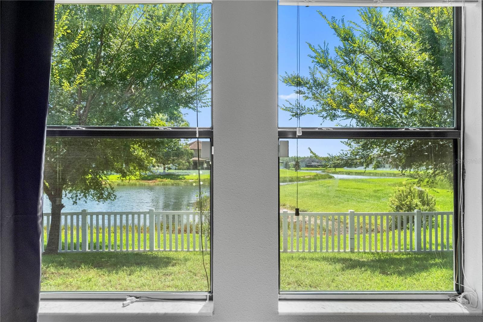 Primary bedroom with pond view - 19343 PADDOCK VIEW DR, TAMPA