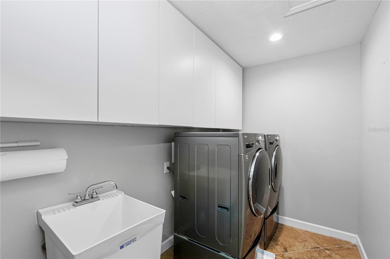 Upstairs laundry room - 19343 PADDOCK VIEW DR, TAMPA