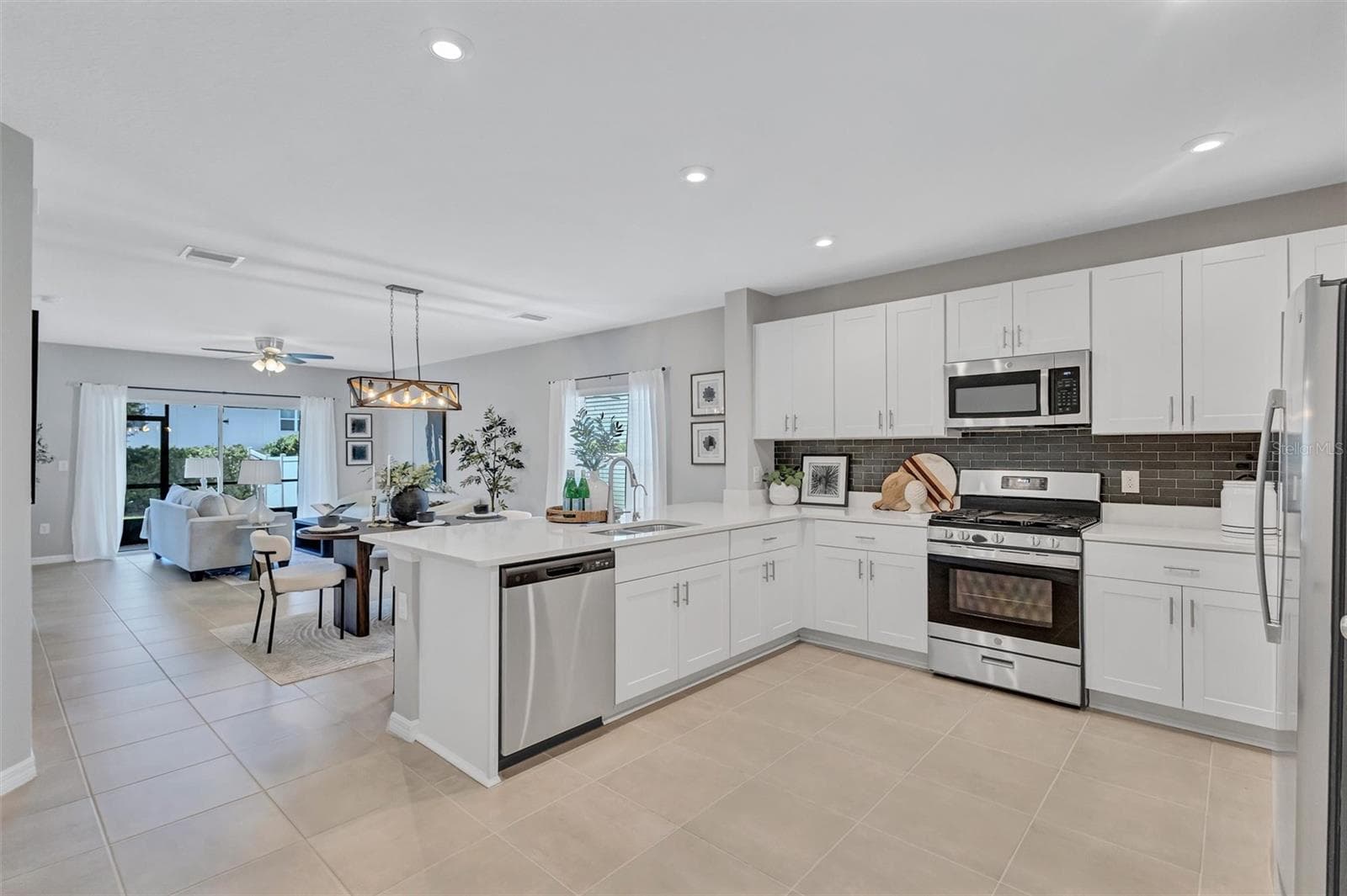 Quartz tops , gas stove, what more can you ask for? - 6255 SPRINGMONT LOOP, PALMETTO