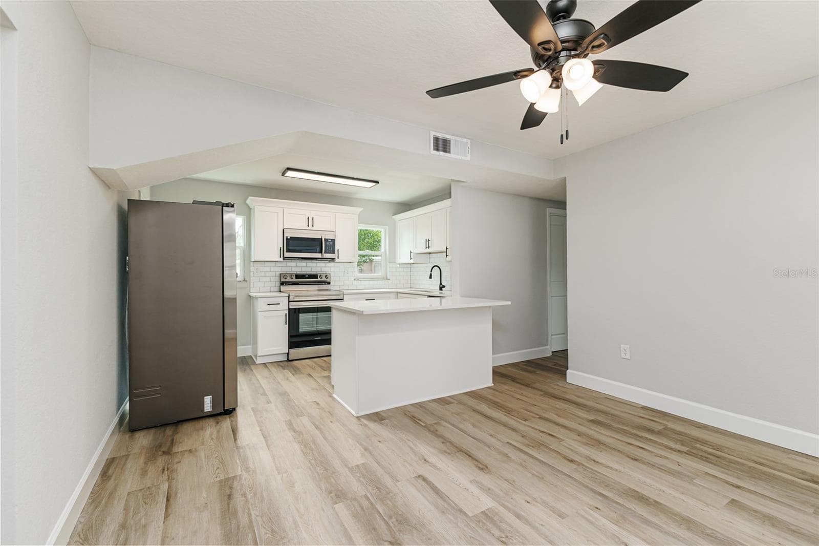 Single Family Residence at 526 VICTORIA BLVD, AUBURNDALE, photo 3 of 19