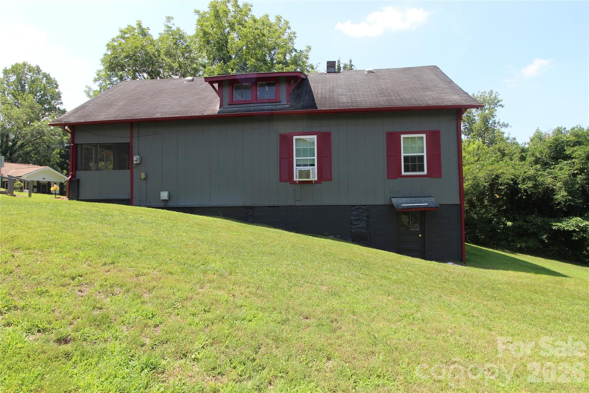 Bath - 438 Folk Street NW, Lenoir