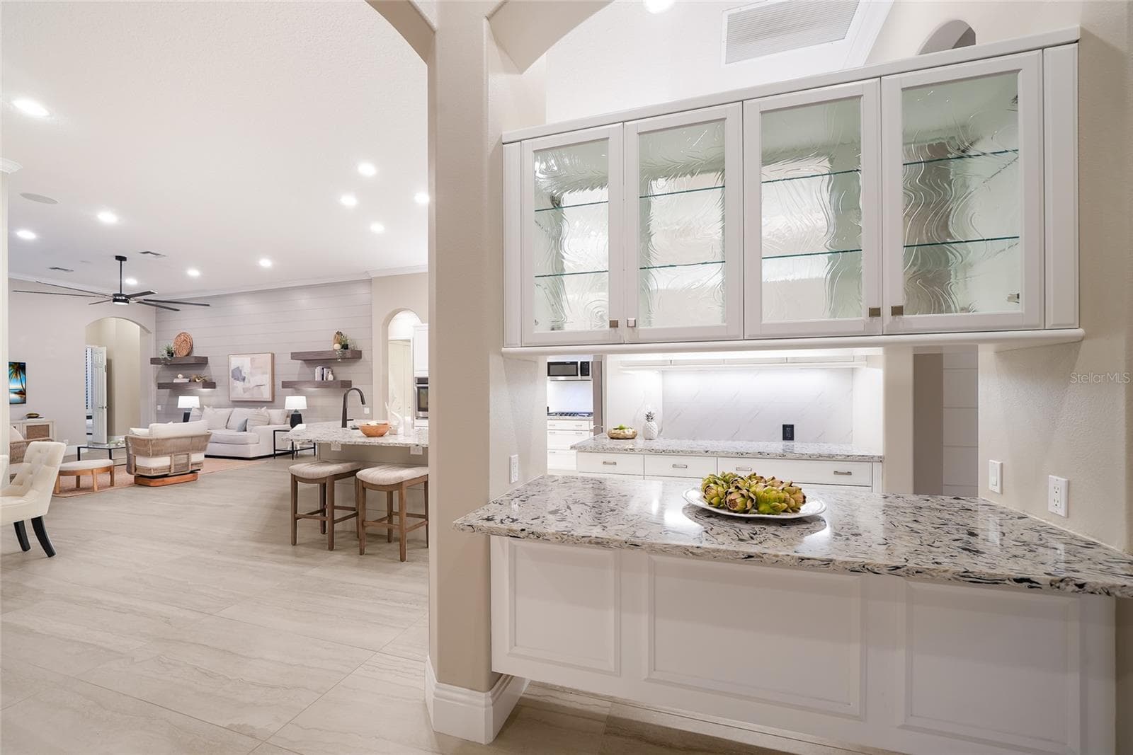 Great Room open to the updated kitchen and butler's pantry in Lakewood Ranch - 8122 LONE TREE GLN, LAKEWOOD RANCH