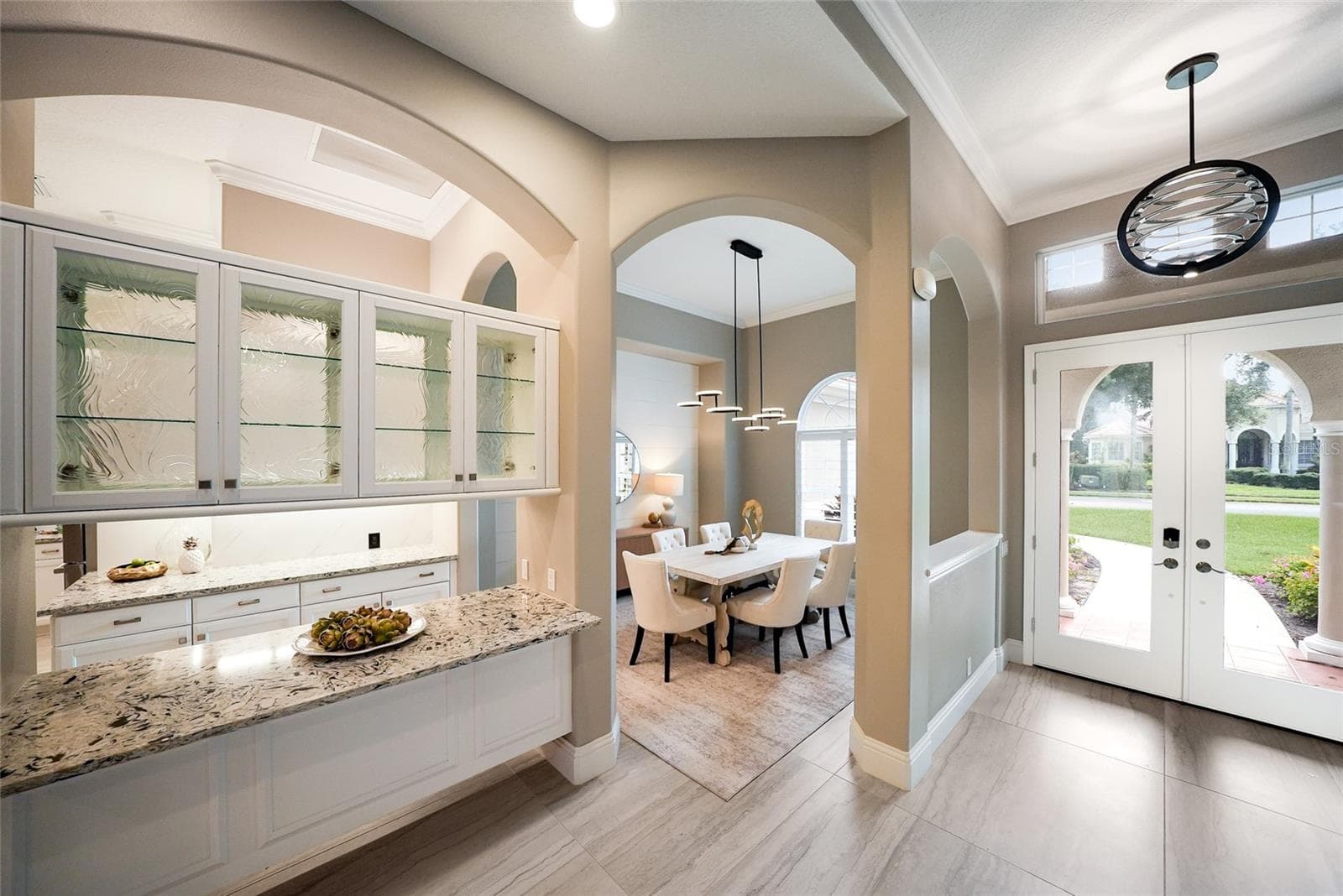 Entertainer’s butler’s pantry or dry bar is off the formal dining area - 8122 LONE TREE GLN, LAKEWOOD RANCH