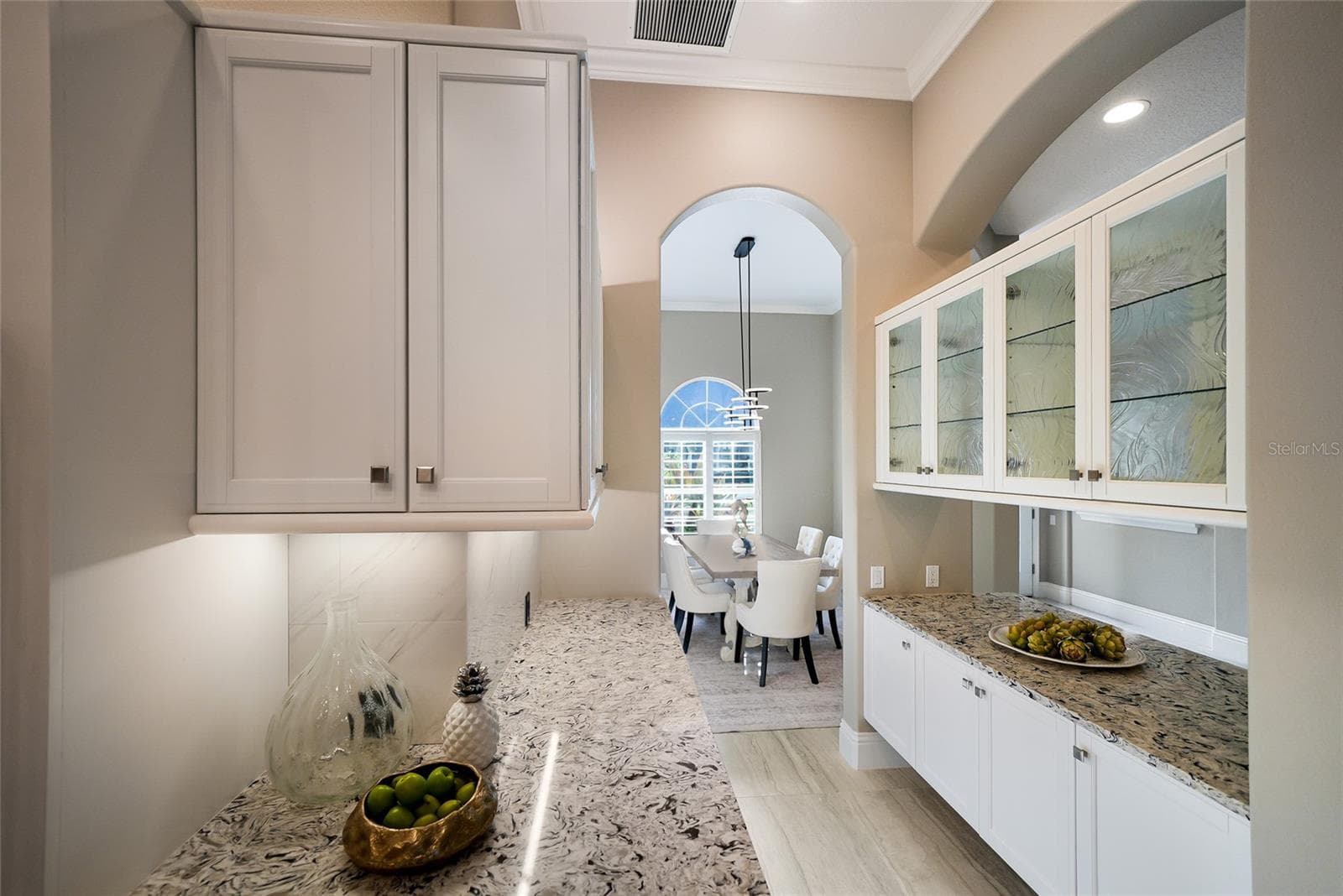 Butler pantry dry bar anchors the dining room, kitchen and living areas - 8122 LONE TREE GLN, LAKEWOOD RANCH