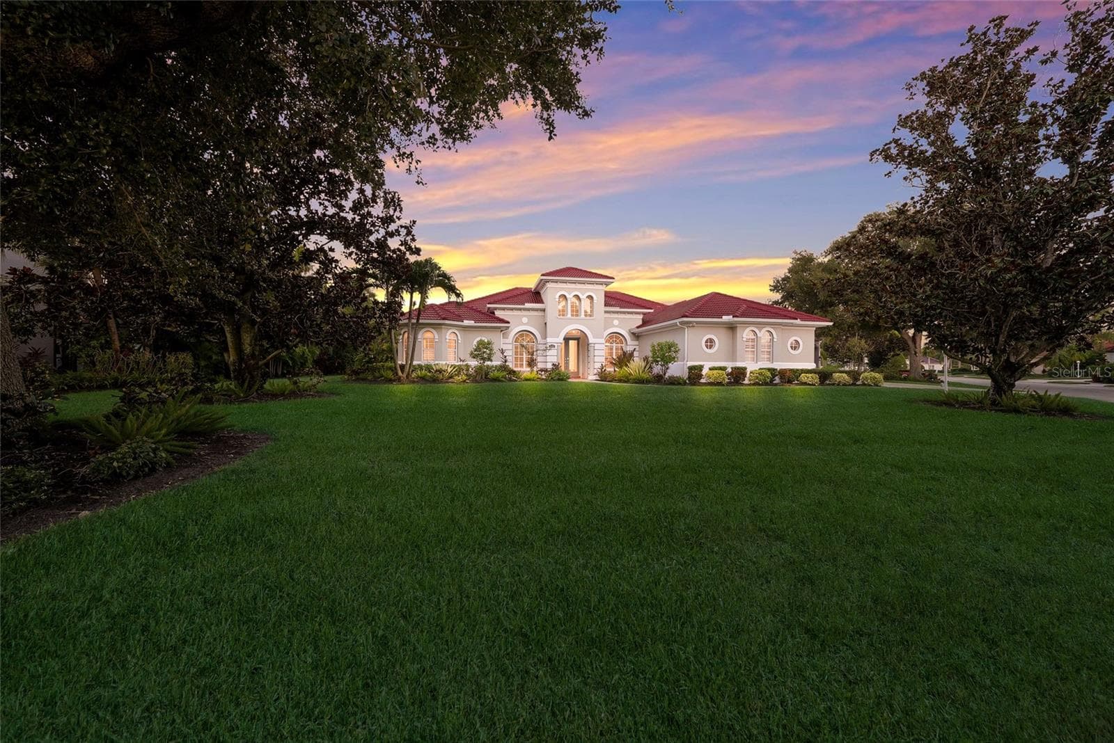 Lakewood Ranch home in the #1 top-selling master-planned community in the nation known for its vibrant lifestyle, dining, shopping, community events, A-rated schools and non-mandatory membership opportunities available to become a member of Lakewood Ranch Golf & Country Club - 8122 LONE TREE GLN, LAKEWOOD RANCH