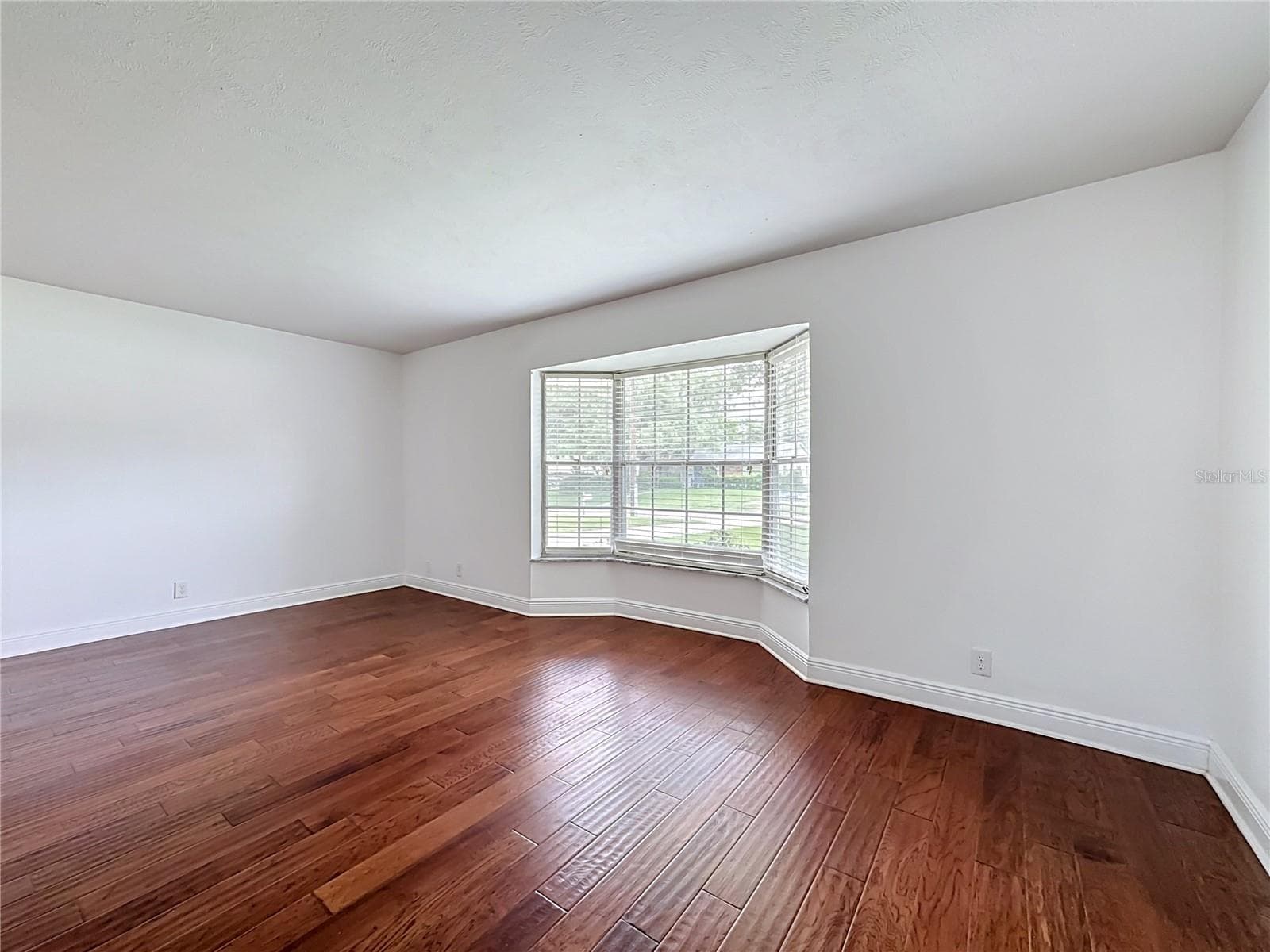 Single Family Residence at 514 W HILDA DR, BRANDON, photo 8 of 51