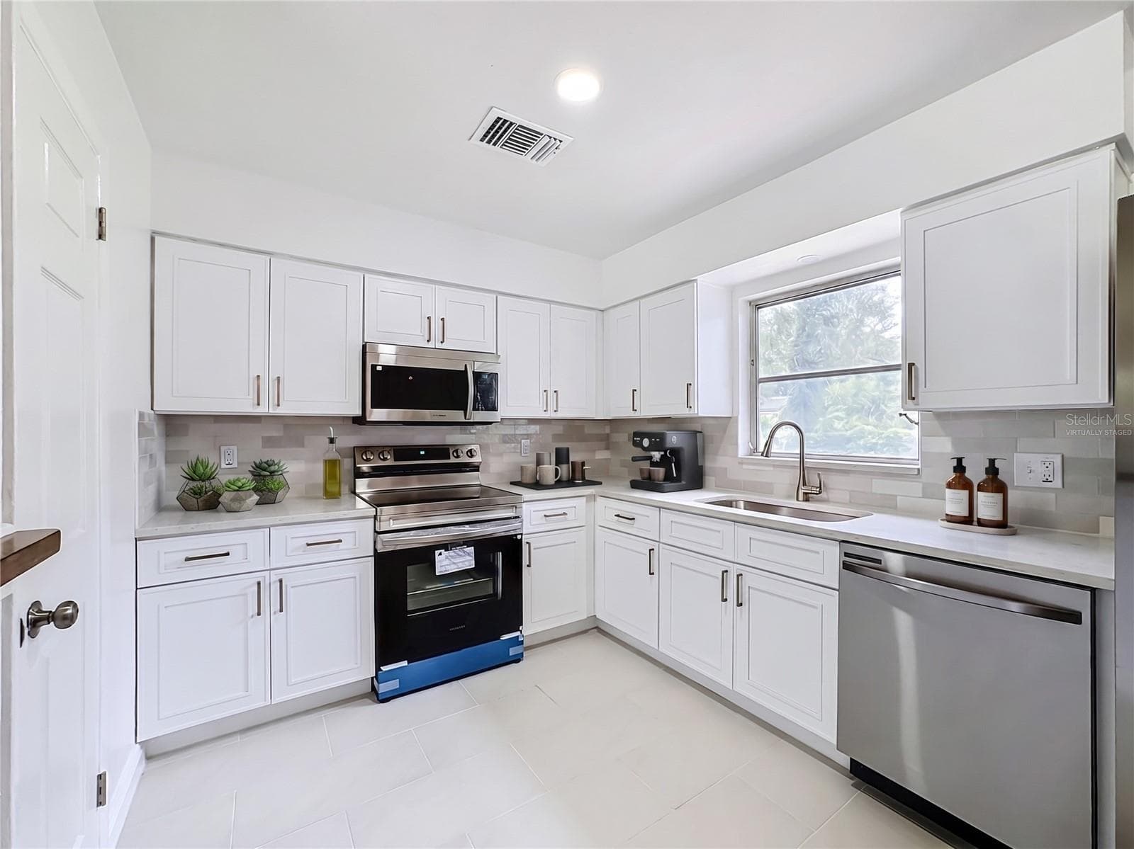 virtually staged - 514 W HILDA DR, BRANDON