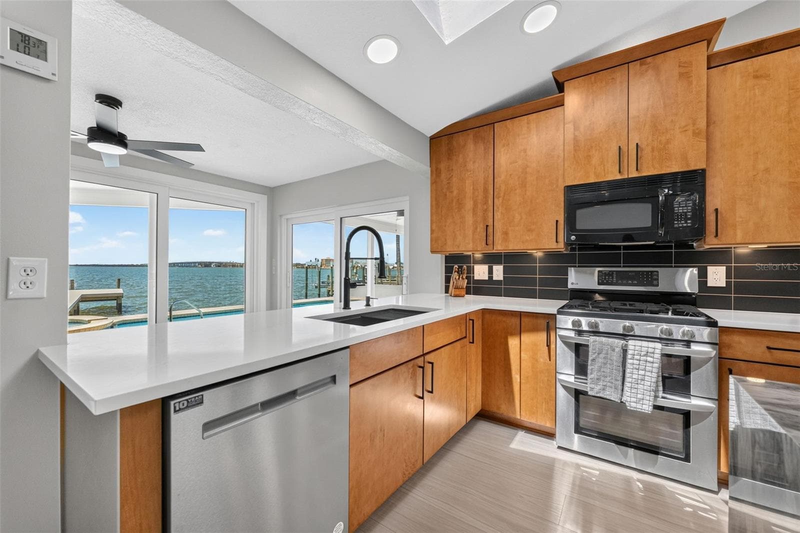 Beautiful quartz countertops on the kitchen perimeter - 2936 68TH AVE S, ST PETERSBURG