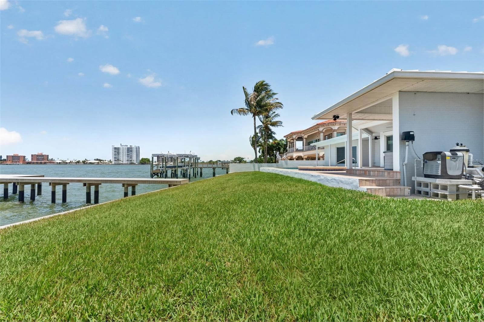 Open green space in the backyard, perfect for outdoor activities and play - 2936 68TH AVE S, ST PETERSBURG