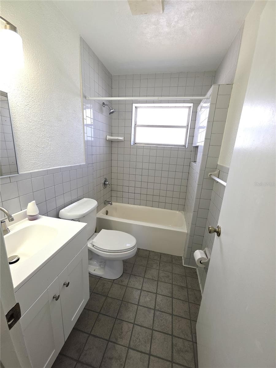 Bath - 802 CRAWFORD ST, DELTONA