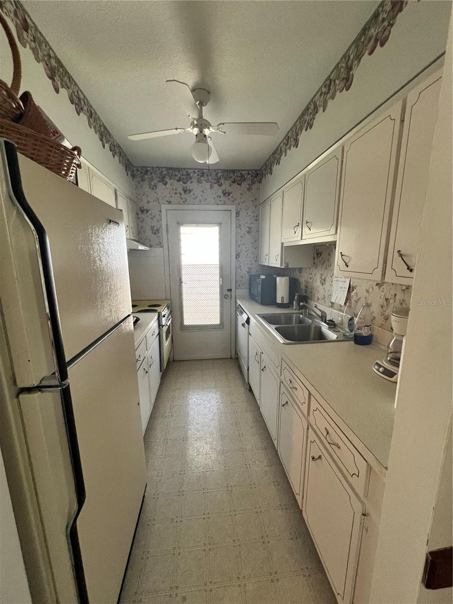 Clubhouse Kitchen - 1700 6TH ST NW #A38, WINTER HAVEN