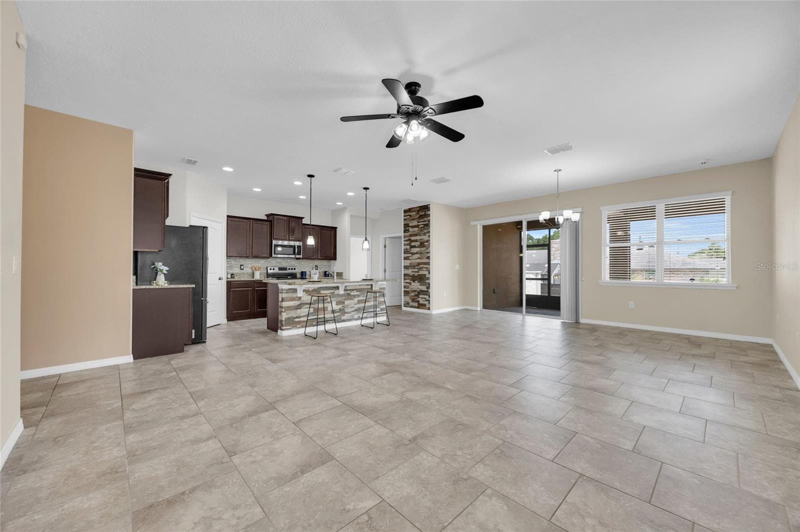 LIVINGROOM - 144 WATERSIDE CIR, WINTER HAVEN