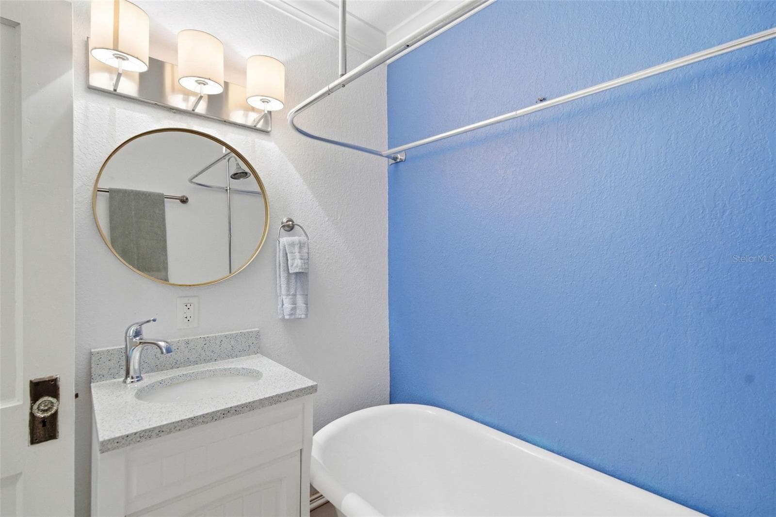 Clawfoot Tub- Second Bath - 106 W COMANCHE AVE, TAMPA