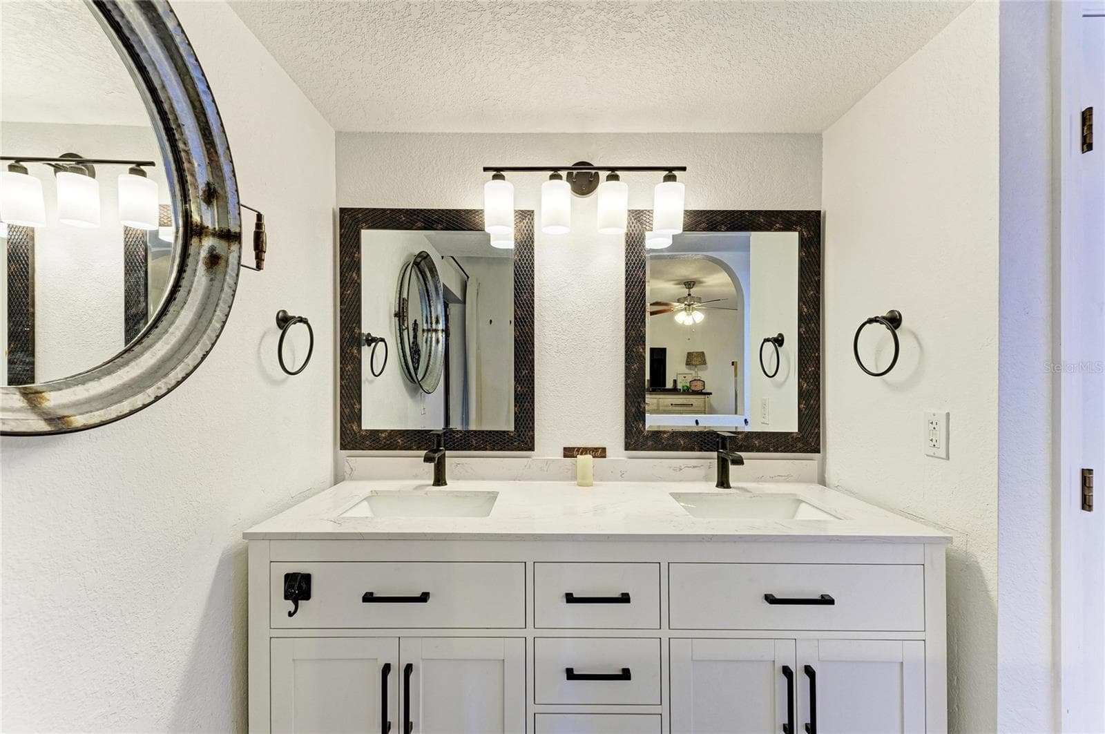 Single Family Residence at 18565 EDGEWATER DR, PORT CHARLOTTE, photo 19 of 38