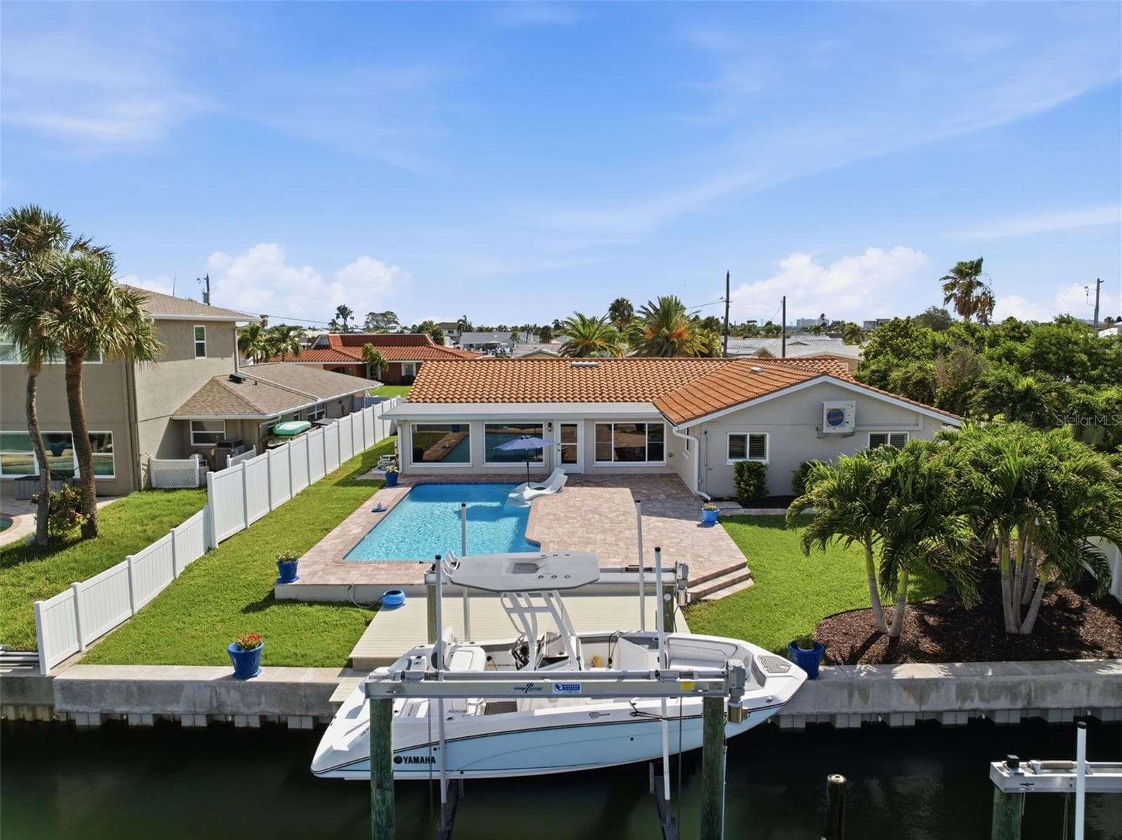 13000 lb Lift - 6414 2ND PALM PT, ST PETE BEACH