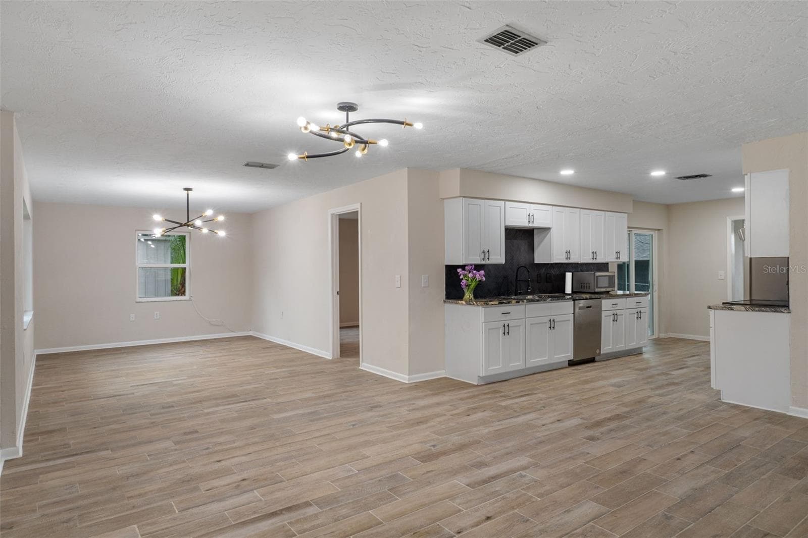 Single Family Residence at 211 S DAVIS ST, BEVERLY HILLS, photo 4 of 52