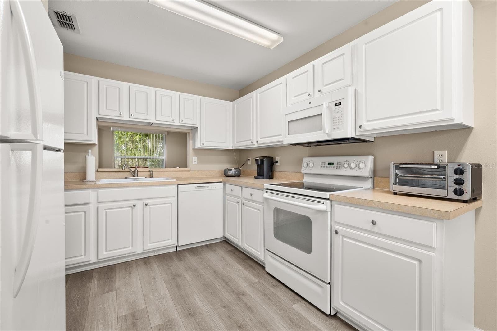 Kitchen looking towards Dining Area - 3604 KINGSWOOD CT, CLERMONT