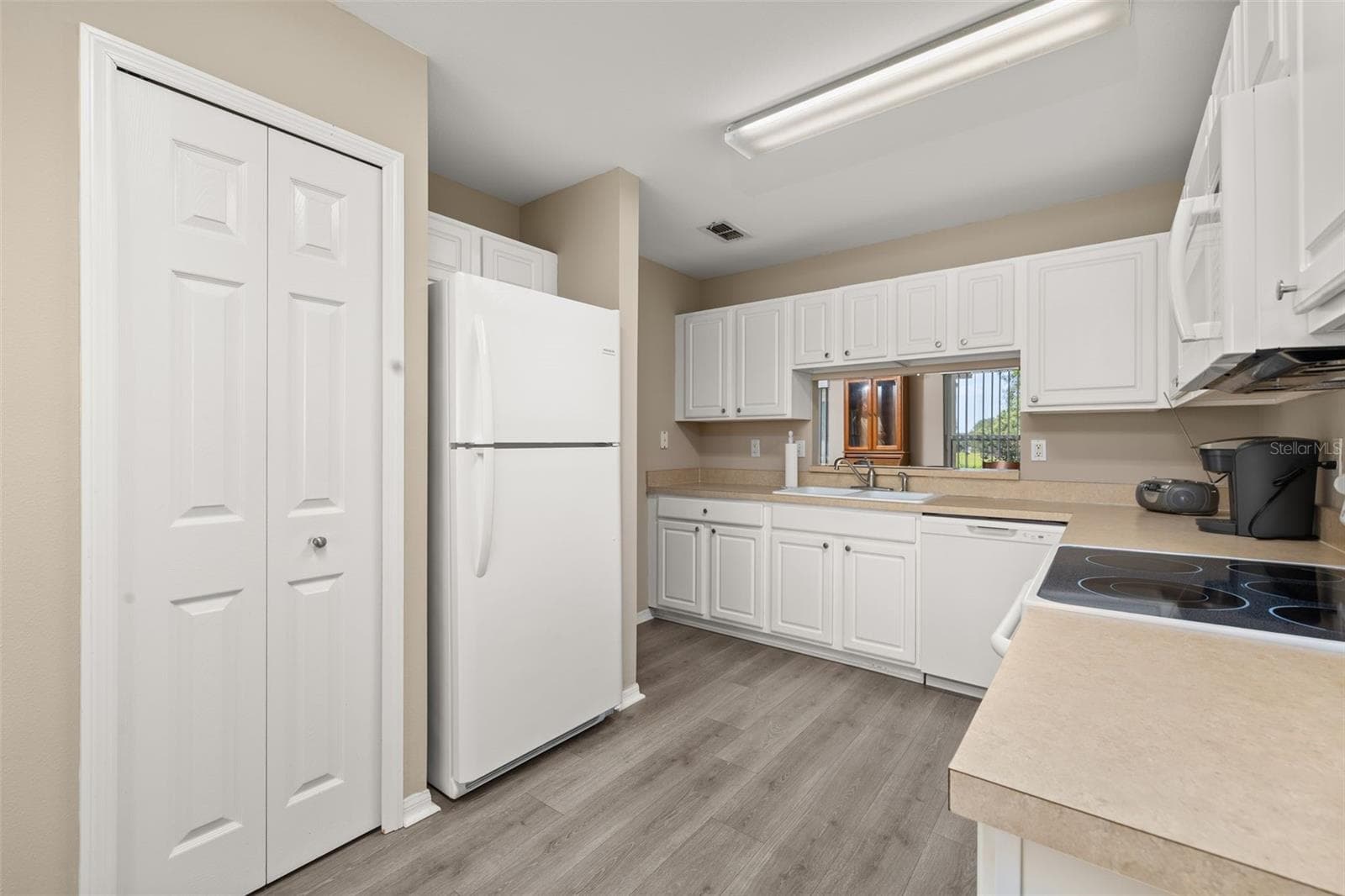 Pantry Doors and Kitchen Layout - 3604 KINGSWOOD CT, CLERMONT