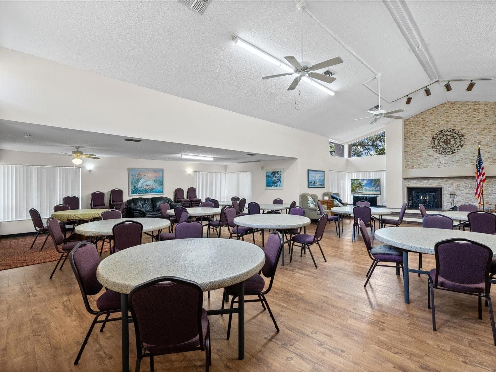 Large Gathering Space with Fireplace and Plenty of Seating - 3806 STAYSAIL LN, HOLIDAY