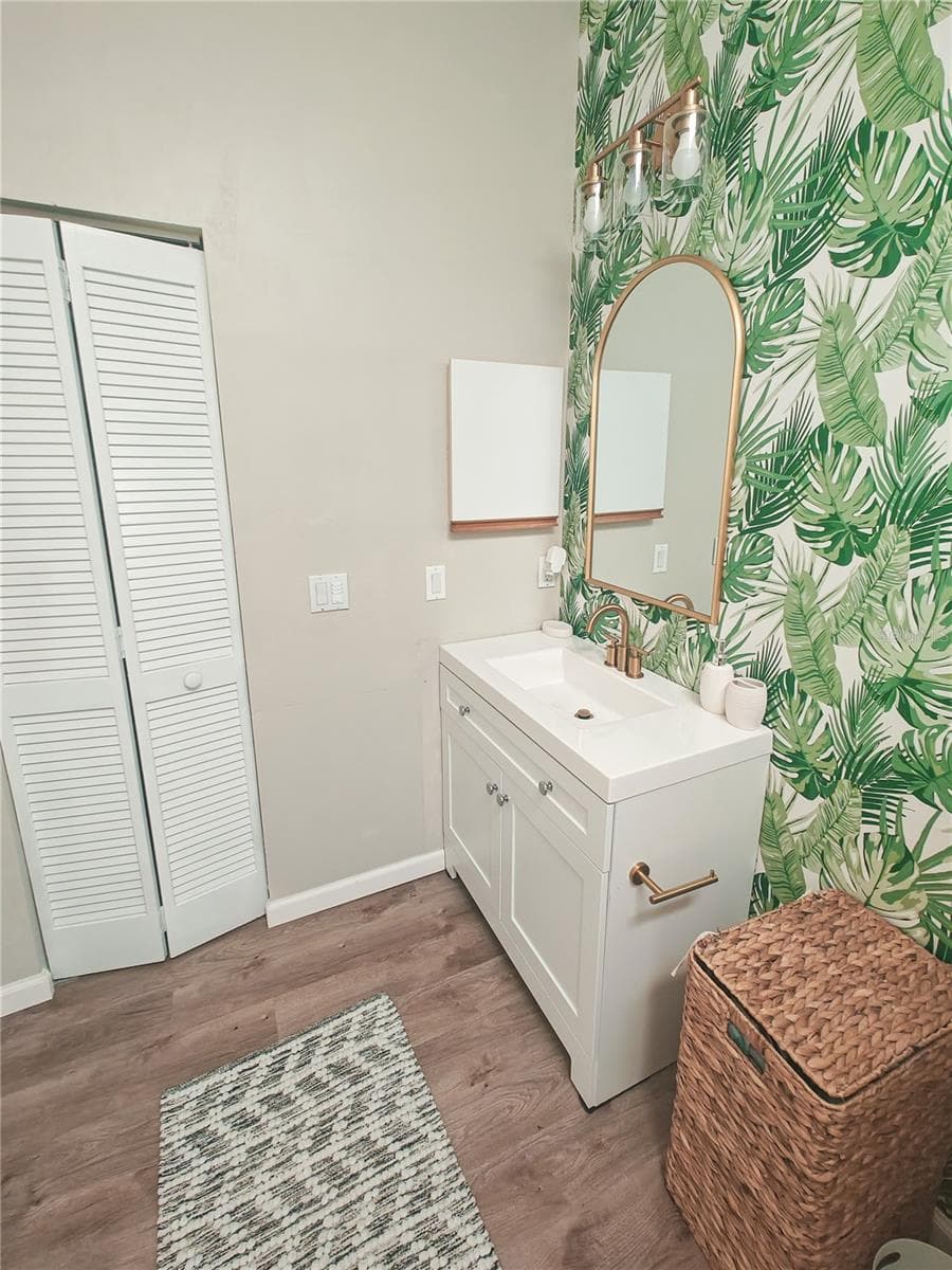 BATH 2 - 4907 82ND PL E, SARASOTA
