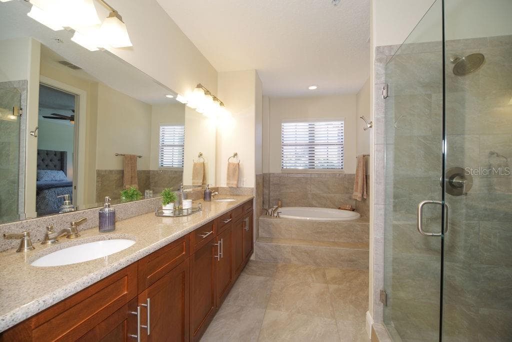 PRIMARY BEDROOM EN-SUITE BATHROOM - 1541 CORKERY CT #1541, WINTER SPRINGS