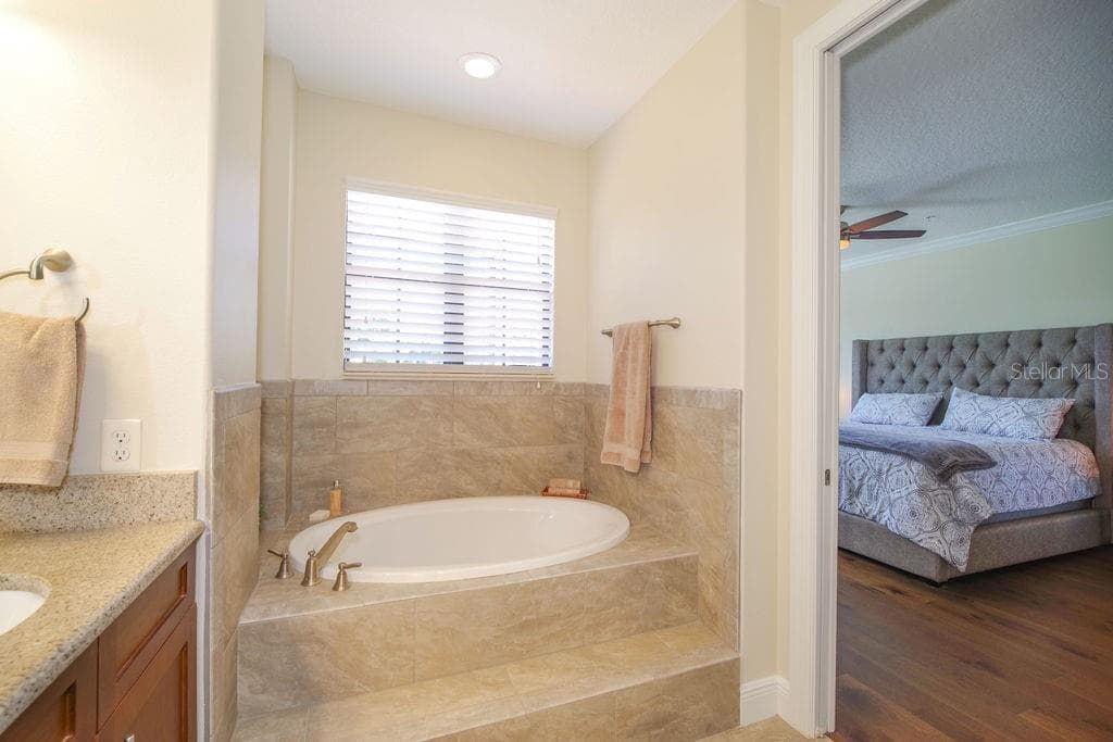 PRIMARY BATHROOM WITH SOAKING TUB - 1541 CORKERY CT #1541, WINTER SPRINGS