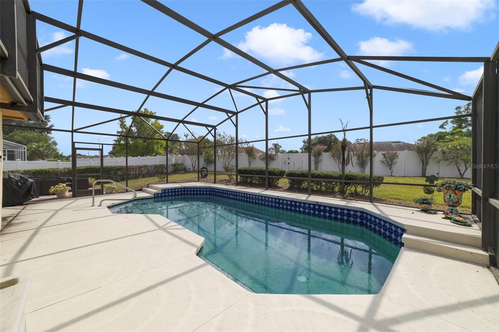 Enjoy the private screened pool overlook a fully fenced yard, and .27 acres. - 255 LOMA DEL SOL DR, DAVENPORT