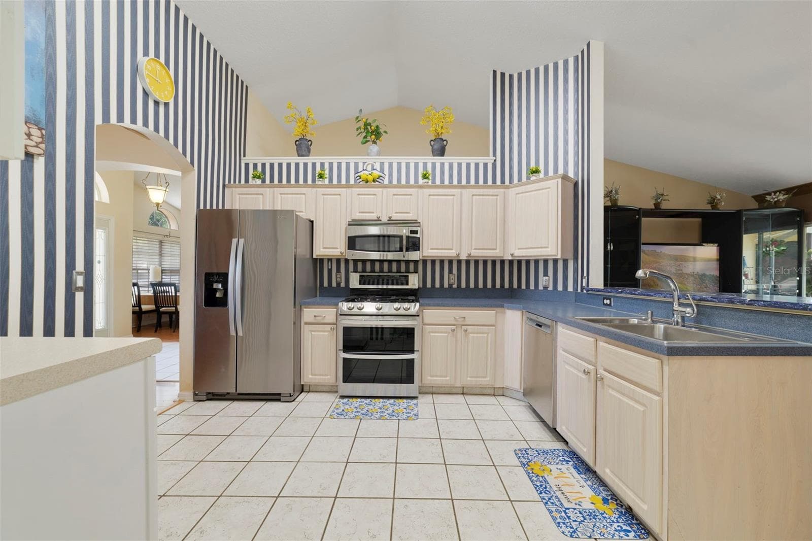 Complete with STAINLESS STEEL APPLIANCES, a breakfast bar, and an open view into the family room, the kitchen is designed to keep everyone connected. - 255 LOMA DEL SOL DR, DAVENPORT