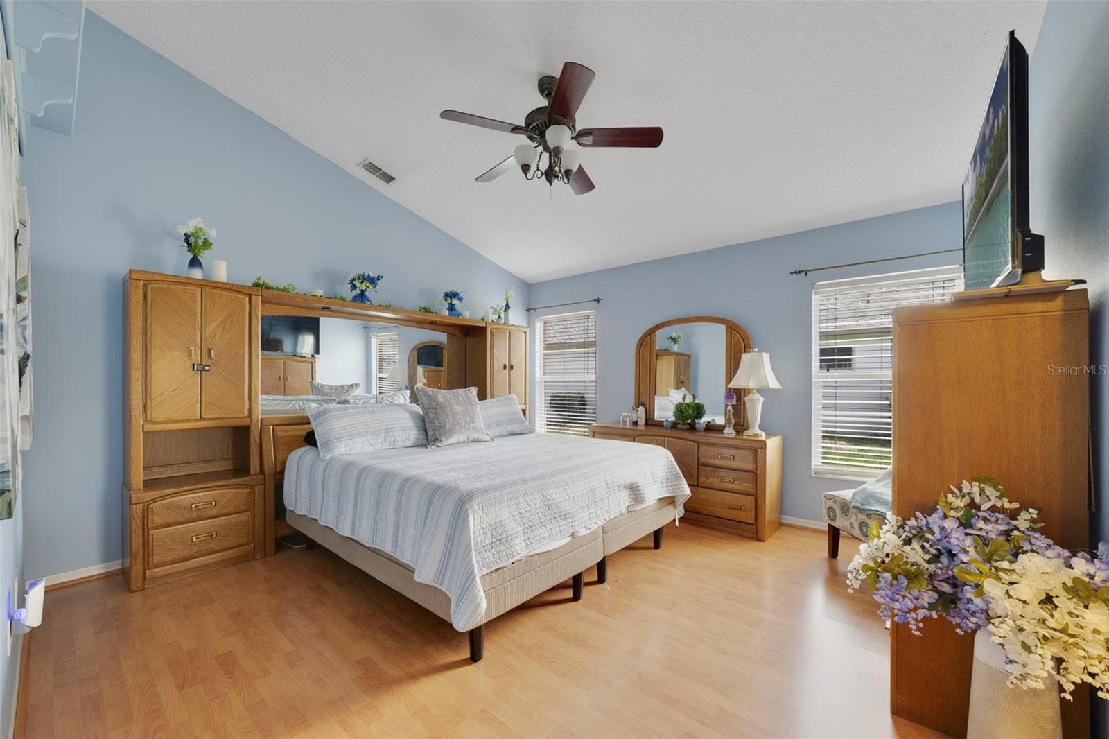Primary suite features a vaulted ceiling, walk-in closet and private en-suite bath. - 255 LOMA DEL SOL DR, DAVENPORT