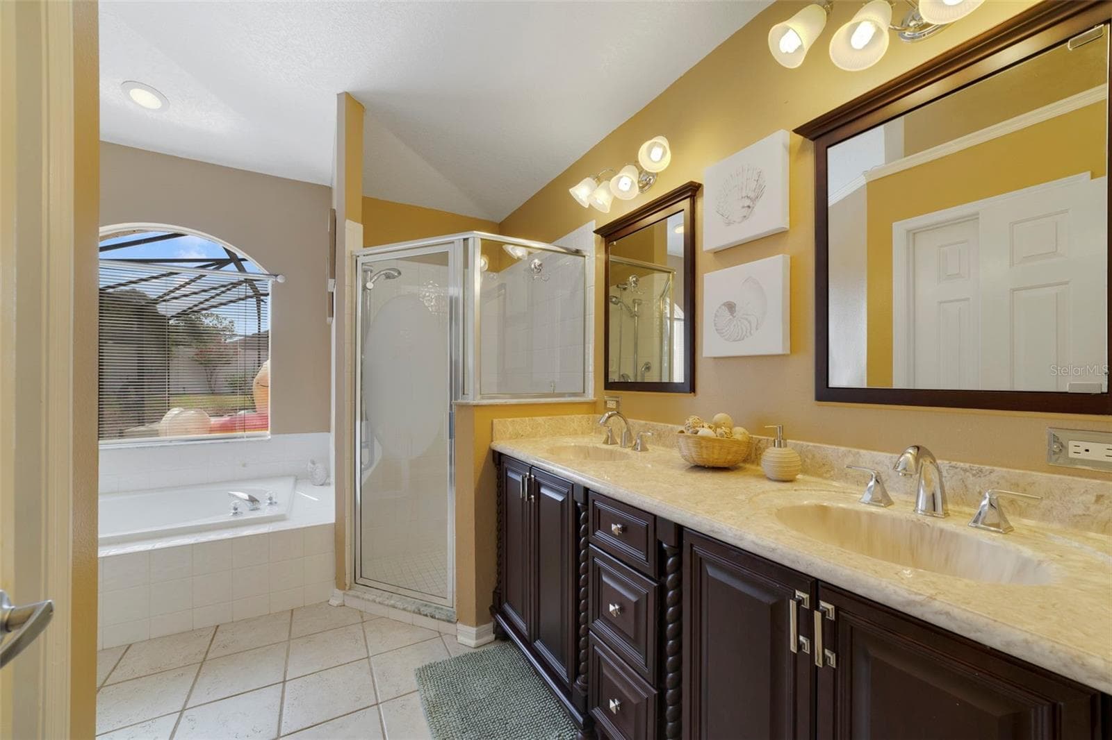 Primary en-suite bath. - 255 LOMA DEL SOL DR, DAVENPORT